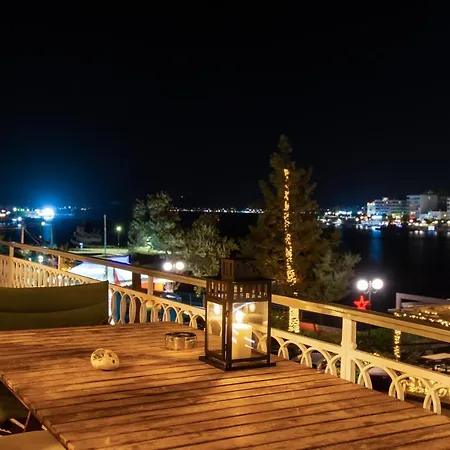 Overlooking The Old Bridge Apartment